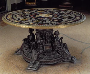 De Tafel van de Muzen, bestaande uit een ronde tafelblad van pietra dura ondersteund door een bronzen trommel met vier bronzen Muzen, Florentijns