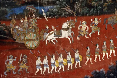 Het interieur van de Zilveren pagode muren is bedekt met muurschilderingen die verhalen uit de Reamker afbeelden, d.w.z. de Khmer-versie van het klassieke Indiase epos, de Ramayana. Sommige delen van de muurschilderingen zijn verslechterd en door het weer 