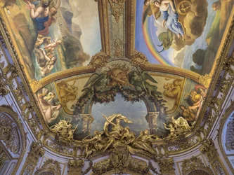 De trofee van Diane Chasseresse, een groep gebeeldhouwd van de deur van de Galerie doree, door Francois Antoine Vasse (1681-1736), circa 1715. Banque de France. Hotel de Toulouse, voormalig hotel de la Villiere, Parijs - Hotel de Toulouse, hoofdkwartier va