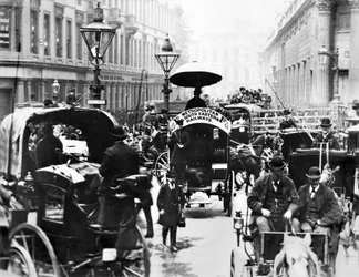 Verenigd Koninkrijk: Een drukke scène bij de Bank met de Metropolitan en South Eastern Railways Bus. Londen, ca. 1878