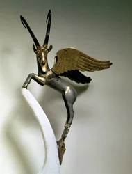 Vaas handvat in de vorm van een gevleugelde ibex, Achaemenidische Periode, uit Iran, ca.500 v.Chr.