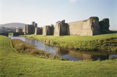Uitzicht op Caerphilly Castle, Glamorgan, Wales, gebouwd 1268-77