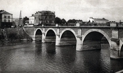 Uitzicht op de brug van de Marne in Epernay, Marne - ansichtkaart ca. 1910 Privécollectie