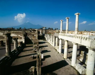 Uitzicht op het forum van Pompeii en de Vesuvius