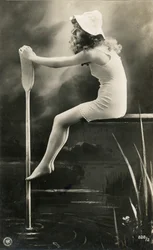 Vrouw in nachthemd, ca. begin 1900 (ansichtkaart)