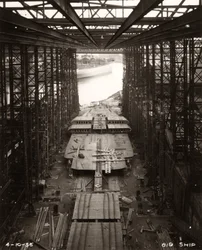 Begin van de werkzaamheden aan de dubbele bodem van de Northbank op de scheepswerf van William Doxford & Sons, Sunderland, 4 oktober 1956