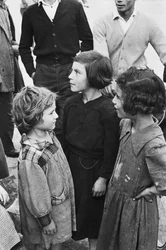 Jonge meisjes wachten op werk, Qualiano, Napels, Campania, Italië