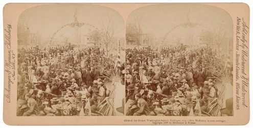 "Meisjes van Booker T. Washington School, Tuskegee, Alabama, Mrs. McKinley in bijzijn van koets",1899 (foto)
