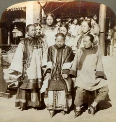 Een groep vrouwen in de binnenplaats van een rijk Chinees huis, Peking, China