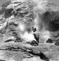 Een kluizenaar doet boetedoening bij Gem Lake, Mount Abu, India, 1903
