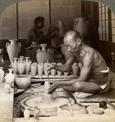 Een pottenbakker en zijn wiel, die een vaas van Awata-porselein vormen, Kinkosan-werken, Kyoto, Japan, 1904