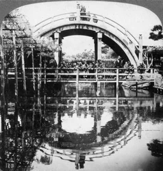 Een halve cirkelvormige brug in Japan