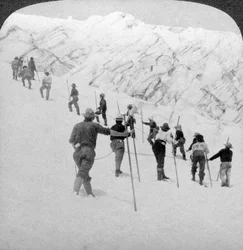 Beklimming van een steile sneeuwhelling, Stevens Glacier, Mount Rainier, Washington, VS