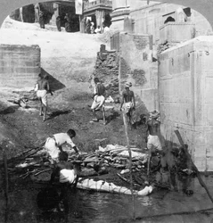 Baden en verbranden van de hindoeïstische doden, Benares Varanasi, India 1903
