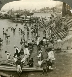 Baden bij een ghat aan de Ganges, Calcutta, India, ca. 1900s