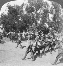 Britse commandanten inspecteren troepen die Kroonstad binnenkomen, Zuid-Afrika, Boerenoorlog