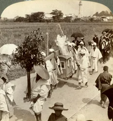 Begrafenisstoet van een rijke boeddhist, op weg naar Sakai, kijkend naar Osaka, Japan, 1904