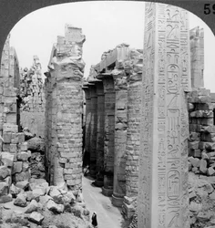 Middenpad van de grote zaal en obelisk van Thutmosis I, tempel in Karnak, Thebe, Egypte, 1905