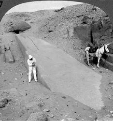 Tweeënnegentig voet obelisk nog liggend in de steengroeve van Assuan Aswan, Egypte, 1905