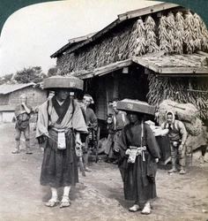 Pelgrimsbedelaars die kleine gongs slaan, nabij het Kawaguchi-meer, Japan, 1904