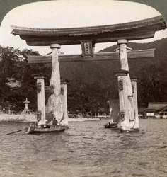 Heilige torii-poort die oprijst uit de zee, Itsukushima-schrijn, Miyajima-eiland, Japan, 1904