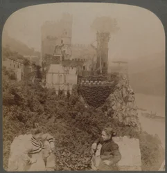 De Rheinstein, het meest pittoreske van de Rijnkastelen - N. vanaf de S. muur van het bastion, Duitsland
