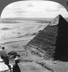 De Tweede Piramide, met een deel van de originele bekleding, Egypte, 1905