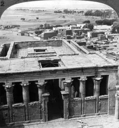 De wonderbaarlijk bewaarde tempel in Edfu, Egypte, 1905