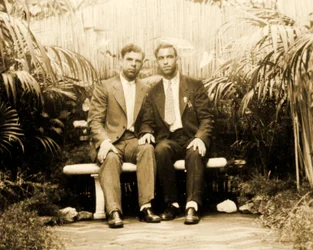 Portret van een liefhebbend paar in een tropische tuin, c.1930
