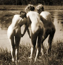 Drie Gratiën, een vrouwelijk naakttrio, ca. 1900 (sepia foto)
