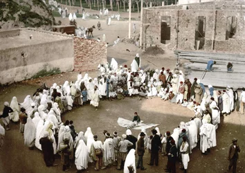 Arabische jongleurs in Algiers. Fotochroom ca. 1895.