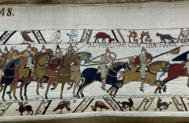 Verovering van Engeland door de Normandische hertog Willem de Veroveraar (1027-1087) in 1066: zijn leger trekt op naar dat van Harold II bij Hastings. Onderaan links, twee naakte mannen (detail)