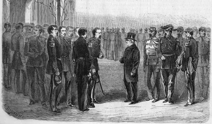 Januari 1873: Adolphe Thiers (1797-1877), Franse politicus, President van de Republiek vergezeld door de Minister van Oorlog en Generaal Hartung bezoekt de École Polytechnique. Gravure uit 1873.