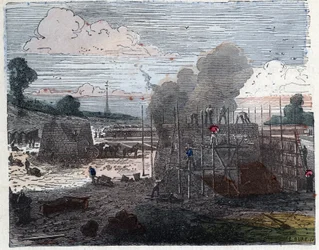 Fabricage van een baksteen in de 19e eeuw: bakken. De bakstenen worden in lagen gelegd en vervolgens bedekt met aarde voordat ze in brand worden gestoken. Gravure eind 19e eeuw.