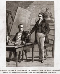Niepce leest aan Louis Daguerre de beschrijving van Heliografie voor, voor het vastleggen van beelden uit camera obscura - Nicephore Niepce (1765-1833), Franse uitvinder, pionier van de fotografie