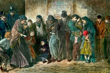 Armoede in Londen bij de deur van een opvanghuis. Arme en hongerige gezinnen staan in de rij voor een tehuis. Gravure uit 1869. Privécollectie