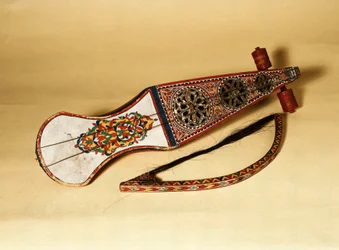 Snaarinstrument; rabab (rubab, robab, rebab, rubob, rawap). Afkomstig uit Noord-Afrika