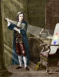 De Engelse natuurkundige Isaac Newton (1642-1727) ontleedt licht met een glazen prisma. Gravure uit 1880.