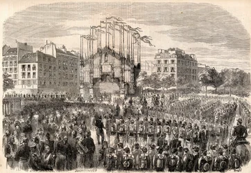 De feesten in Parijs, binnenkomst van het leger van Italië in Parijs, triomfboog op de Place de la Bastille, voorstellende de voorgevel van de kathedraal van Milaan - Terugkeer van de troepen na het Risorgimento, Parijs