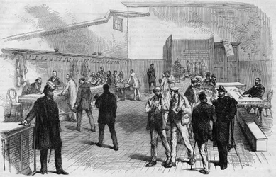 De verkiezingen in Parijs in 1869: distributie van stembiljetten in het stadhuis van Montmartre. Gravure uit 1869.