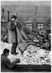 De grote tafels met brieven in de sorteercentra van het Hotel des Postes aan de Rue du Louvre in Parijs. Gravure in het tijdschrift 