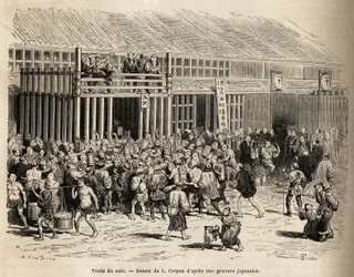 De verkoop van sake, een drukte bij de aankondiging van het begin van de veiling voor de nieuwe drank, mengen zich op het openbare plein de brouwers, verkopers en kopers die, uitgerust met emmers, vaten en verschillende recipiënten, de veiling uitvechten, 