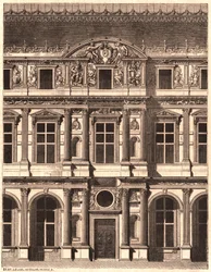 Uitzicht op een deel van de voorkant van de binnenplaats van het Louvre, Parijs, Frankrijk