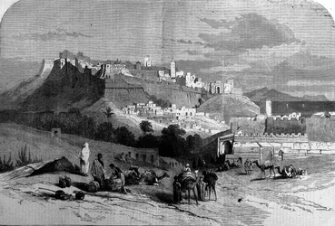 Uitzicht op de versterkte stad Tanger en de kust, Marokko. Gravure uit 1868