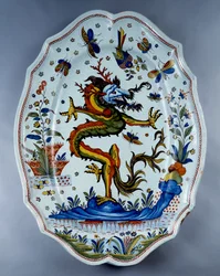 Faience schaal versierd met een draak
