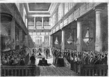 Eerste communie van keizerlijke prins Napoleon Eugene Louis Jean Joseph Bonaparte (1856-1879), zoon van Napoleon III, in de kapel van de Tuilerieën in Parijs. Gravure in 