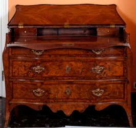 Meubilair: ladekast van cederhout. 1735-1745 ca. Privécollectie