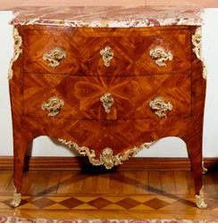 Meubilair: kleine ladekast van cederhout. 1735-1745 ca. Privécollectie