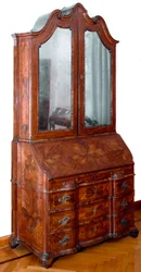 Meubilair: trumeau in rozenhout. 1735 ca. Dim. 257x130x61 cm Privécollectie