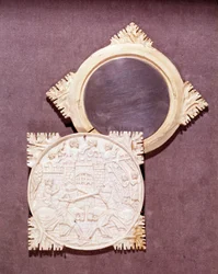 Ivoren spiegel en kistje met een riddertoernooiscène. 1450-1500. Parijs, Nationaal Museum van de Middeleeuwen, Thermen van Cluny